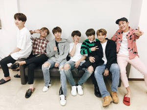 Oulik BTS wat agter die verhoog poseer — Oulike bts Muurpapier