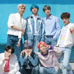 Oulike BTS-groep wat saam poseer teen 'n blou muur — BTS rekenaar Muurpapier