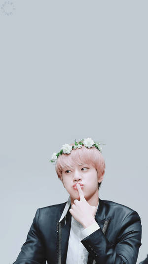Oulike BTS Jin Met Bloemkroon — Oulike bts Muurpapier