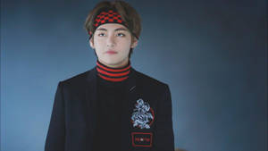 Oulike BTS V in Swart en Rooi — Oulike bts Muurpapier
