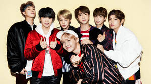 Oulike BTS wat poseer op geel agtergrond — Oulike bts Muurpapier