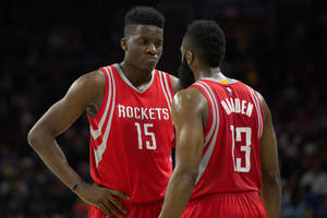 Oulike Clint Capela binne basketbalbaan-agtergrond — Dowwe Muurpapier