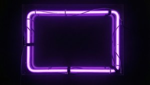 'n Leë neonpers raam vir tipografie. — Neon pers Muurpapier