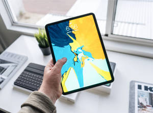 Persoon wat Apple iPad Pro Vashou — iPad Mini Muurpapier