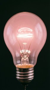 'n Sag gloeiende ligpienk gloeilamp, minimalisties en warm. — iPhone 5 Muurpapier