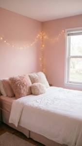 'n Knus ligpienk slaapkamer met feëliggies, perfek vir 'n kalmerende estetiek. — Ligpienk estetika Muurpapier