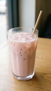 Verfrissende ligpienk yskoffie, 'n perfekte estetiese drankie. — Ligpienk estetika Muurpapier