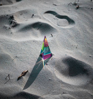Piramide reënboog prisma op sand muurpapier — Oppo Find N Muurpapier