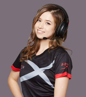 Pokimane Twitch Stroomer agtergrond — Vivo X Fold3 Muurpapier
