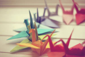 Nabyfoto kleurvolle papierkraanvoël origami foto agtergrond — 3:2 Muurpapier