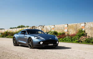 Pragtige Aston Martin Vanquish in beweging op 'n natuurskone pad — Steam Deck Muurpapier