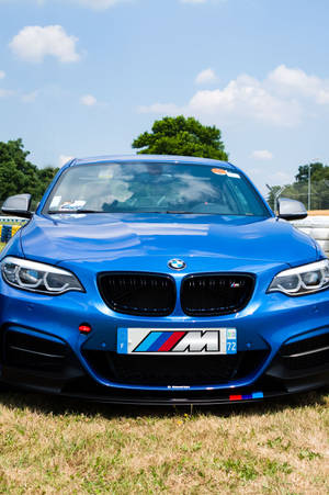 Pragtige blou BMW op 'n renbaan — Xiaomi Pad Muurpapier
