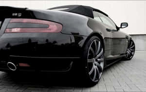 Pragtige Silwer Aston Martin DB9 op die Pad — Steam Deck OLED Muurpapier