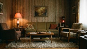 'n Gesellige retro-sitkamer in 1970's-styl met ikoniese dekor. — Retro estetika Muurpapier