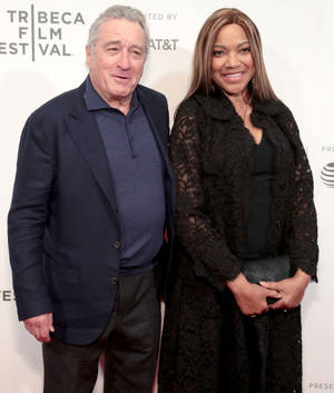 Robert De Niro En Vrou agtergrond — Galaxy Z Vou 6 Muurpapier