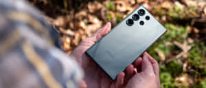 Samsung S23 Ultra in die hand buite — Samsung galaxy s22 Muurpapier