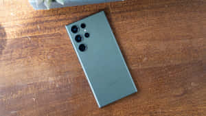 Samsung S23 Ultra Groen Agterkant Kamera-rangskikking Houtoppervlak — Samsung Galaxy Muurpapier