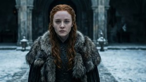 Sansa Stark staan alleen in Winterfell se sneeubinneplein