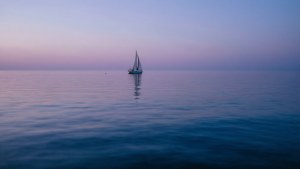 'n Eensame seilboot op rustige see water teen skemer. — Oseaan Muurpapier