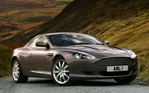 Slinkse Aston Martin DB9 op die Oop Pad — MacBook Pro 13 Muurpapier