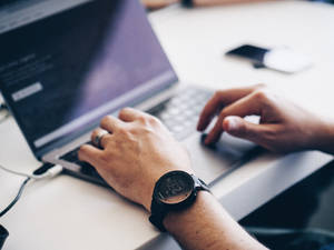 man wat op sleutelbord tik — MacBook Pro Muurpapier