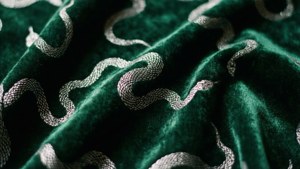 Donkergroen fluweel met silwer slangpatrone vir 'n luukse Slytherin-estetika muurpapier. — Slytherin estetiek Muurpapier