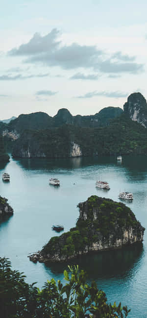 Smaragdgroen Water van Halongbaai in Viëtnam — Huawei nova 16 SE Muurpapier