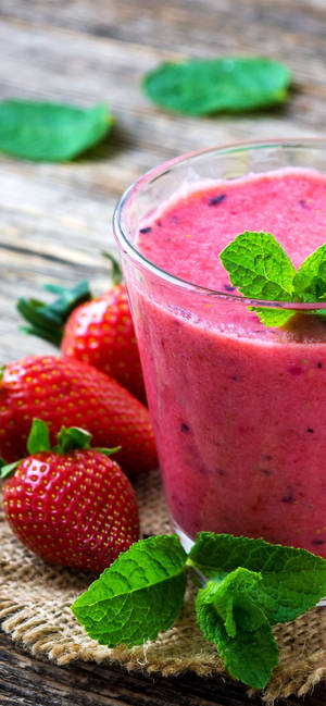 Smoothie met aarbei en blaar agtergrond — iPhone 18 Pro Max Muurpapier