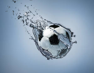 Sokker voetbal onderwater grys lessenaaragtergrond.