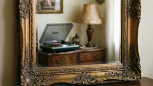 'n Sierlike vintage spieël wat 'n knus retro-interieur weerspieël. — Retro estetika Muurpapier