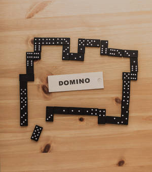 Spoor van Swart Domino's-agtergrond — Vivo X Fold5 Muurpapier