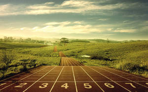 Sport-hardloopbaan op berg-agtergrond — Warm Muurpapier