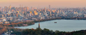 stadsbeeld,panorama,skyline,meer,pagode,sonsondergang,goue uur,stedelik,argitektuur,rustig,warm lig,skilderagtig,reis