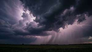 Dramatiese stormwolke met weerlig oor 'n veld. — Luguitsig Muurpapier
