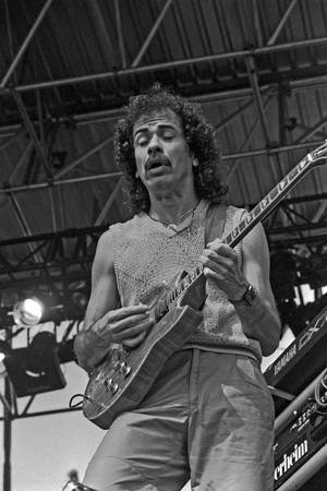 Swart En Wit Foto Carlos Santana — Huawei MatePad Pro Max Muurpapier