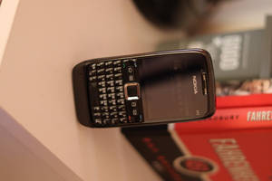 Swart Nokia E71 — Nokia Muurpapier