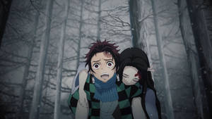 Demon Slayer-agtergrond van Kamado Tanjiro wat 'n beseerde Nezuko dra.