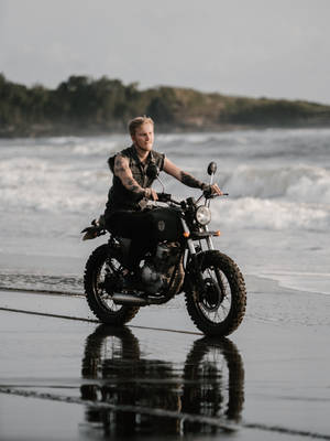 Tattoeë Fietsryer Ry deur die Strand — See-uitsig oor die see Muurpapier