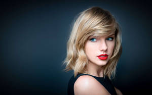 Taylor Swift pragtige blonde hare en blougroen oë agtergrond.