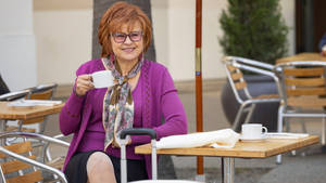 Tracey Ullman Kafee-atmosfeer — Pers Muurpapier