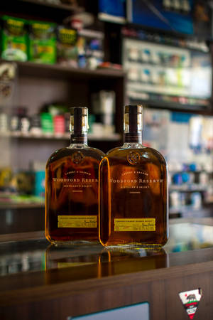 Twee Whiskey Bottels Op Kroegtoonbank — Xiaomi Pad 8 Pro Muurpapier