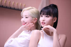 TWICE se Betowerende Groepsfoto — Twee keer Muurpapier