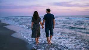 Paar stap op strand teen skemer. — Liefde estetiese GIF Muurpapier
