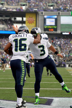 Tyler Lockett Russell Wilson Sokkerspeler Seattle Seahawks — Xiaomi Pad 8 Muurpapier