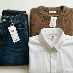 Plat lê van Uniqlo-klere met etikette. — Galaxy Watch Muurpapier