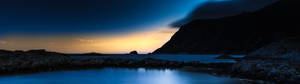 Ultrawye landskap met donker berge en helder blou waters. — 3840x1080 Muurpapier