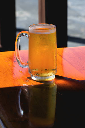 Sonbeligte Glas Bier agtergrond — 2:3 Muurpapier