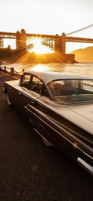 Vertikale Vintage Cadillac Sonsondergang Muurpapier — iPhone 17 Pro Muurpapier