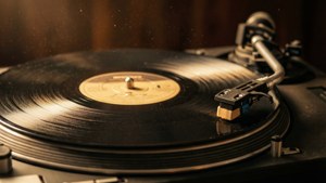 'n Warm, nostalgiese nabyfoto van 'n vinielplaat op 'n draaitafel. — Musiek estetika Muurpapier