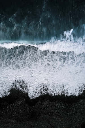 Voel die warmte van die son op pragtige swart sandstrand. — Vivo Pad6 Pro Muurpapier